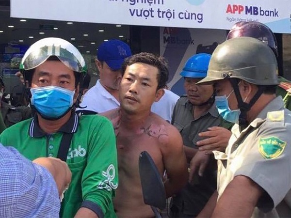 Thanh niên cướp ngân hàng rồi tự thiêu ở Bình Tân