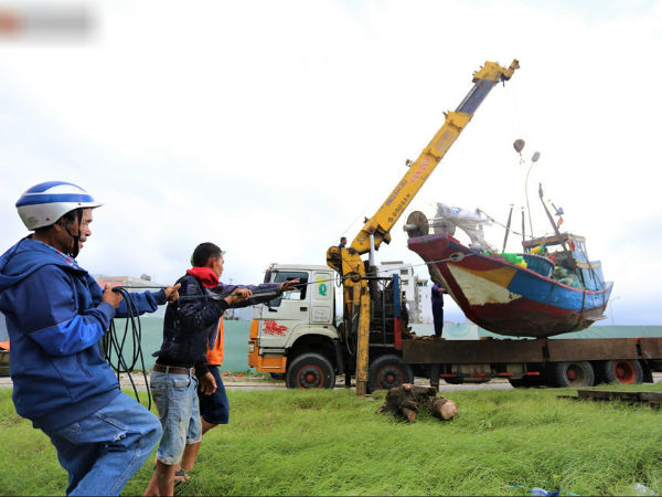 Ảnh: Đà Nẵng bắt đầu có gió giật mạnh, người dân hối hả 'chạy' bão Vamco đang tiến sát đất liền