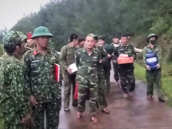Biên phòng cùng người dân trên đảo Cồn Cỏ xuống hầm tránh bão số 13
