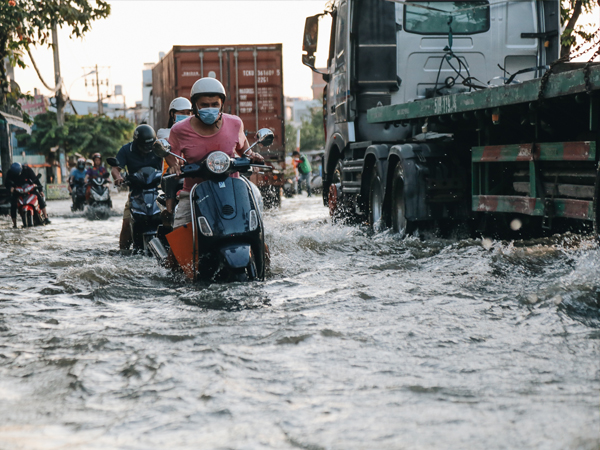 Triều cường dâng cao, người Sài Gòn rầu rĩ vì đường và nhà đều ngập nặng khiến buôn bán ế ẩm