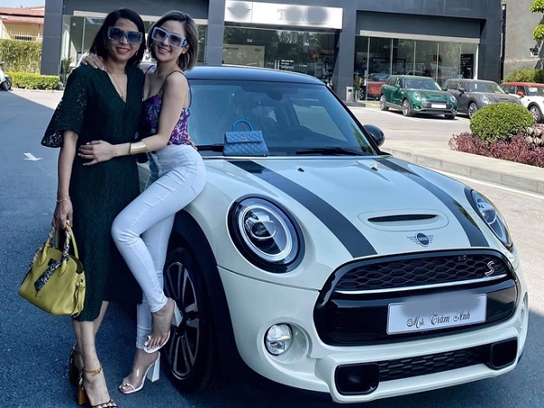 Bóc giá xe sang mà 'đại gia' đứng sau tài trợ cho hotgirl Trâm Anh