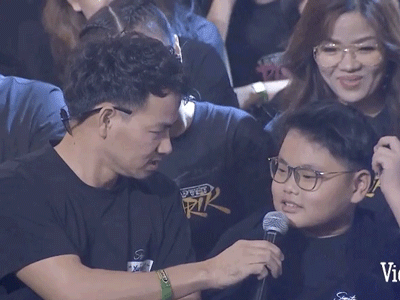 Xuân Bắc liến thoắng khi được Trấn Thành hỏi, ai dè 2 quý tử giật spotlight chỉ với 2 câu trên sóng trực tiếp chung kết Rap Việt