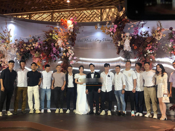 Dàn sao tuyển Việt Nam rạng ngời đến dự đám cưới Công Phượng - Viên Minh