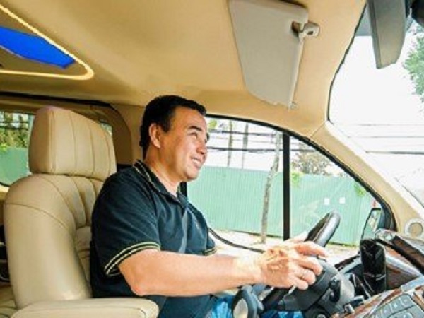 MC Quyền Linh thường xuyên đi dép tổ ong lái xe Mercedes bạc tỷ
