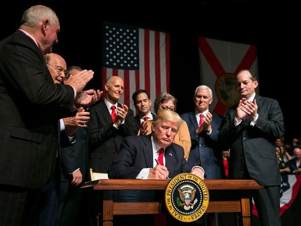 Ông Trump thông báo về 'những vụ kiện lớn'