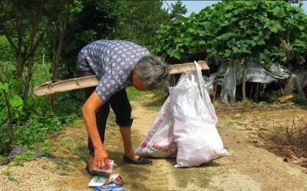 'Nhặt' bé gái bị bỏ rơi về làm con nuôi, người phụ nữ không ngờ 25 năm sau đứa trẻ mang đến điều kỳ diệu cho mình