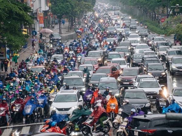 Ảnh: Mưa lớn, tắc đường, trời trở rét, người Hà Nội khổ sở sáng đầu tuần!