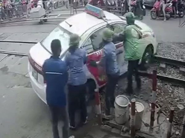 Tước bằng lái của tài xế xe taxi cố tình vượt rào chắn đường sắt
