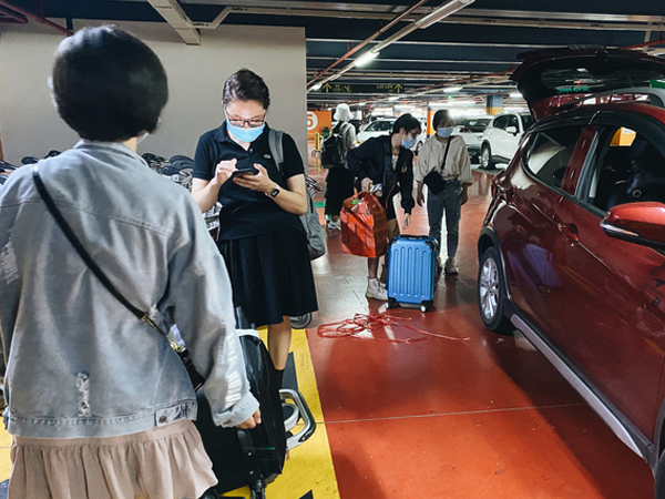 Tân Sơn Nhất phân làn, hành khách và tài xế công nghệ mỏi mắt tìm nhau giữa các tầng ở nhà giữ xe: 'Chờ cả tiếng lại phải trả thêm 25.000 đồng'
