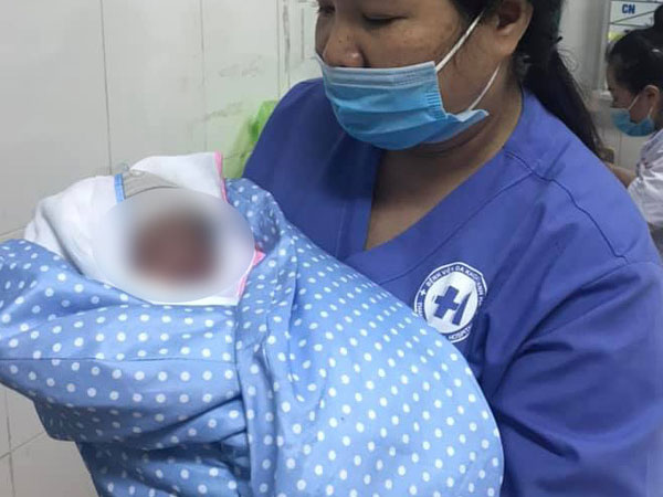 Cứu sống bé trai sơ sinh bị bỏ rơi trong tình trạng nguy kịch