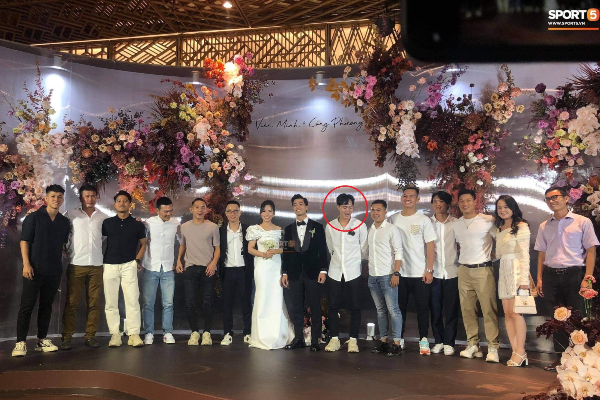 Chụp ảnh đám cưới cùng Công Phượng nhưng spotlight lại thuộc về Văn Toàn với biểu cảm khó đỡ