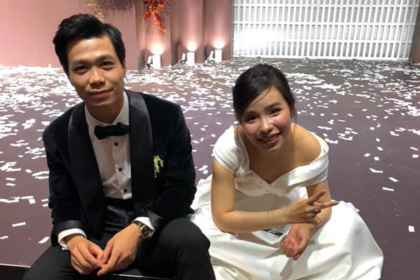 Khoảnh khắc Viên Minh 'xả vai' cô dâu, ngồi bệt xuống cạnh Công Phượng sau đám cưới thấy vừa thương vừa hài