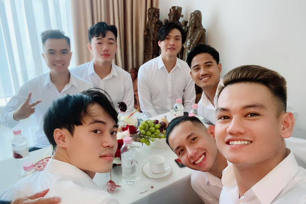 Hóng dàn bê tráp nam lên đồ đi ăn cưới Công Phượng, đoán xem ai sẽ là người có cú bẻ lái nhan sắc so với thường ngày?