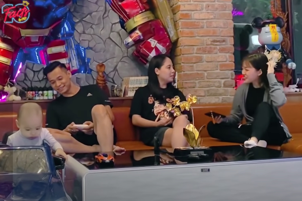 Ngoài máy đếm tiền, Linh Ngọc Đàm vừa tiết lộ chuyện 'biết thân biết phận' của Độ Mixi khi ở nhà với vợ
