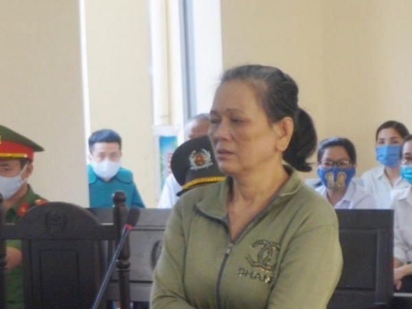 Con gái hành hạ mẹ già 79 tuổi lĩnh 4 năm tù