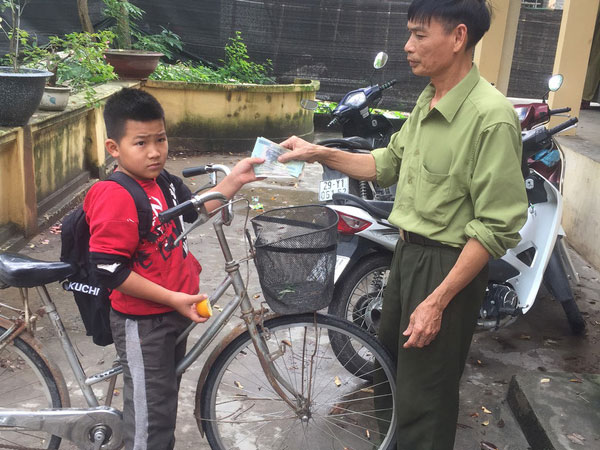 Hà Nội: Bé trai lớp 4 nhặt được 3 triệu đồng liền đạp xe đến giao cho công an rồi mới chịu tới trường