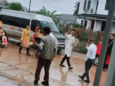 Chú rể đem 7 xe rùa đến rước dâu khiến nhà gái 'cười như được mùa', người đi đường vén áo mưa chụp vội