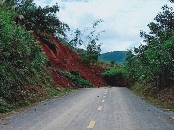 Sạt lở ở Quảng Nam, người dân đi xe máy suýt bị chôn vùi