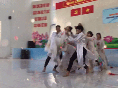 Tập văn nghệ 20/11 gian nan là thế, nhóm bạn gặp ngay 'tai nạn' trong ngày biểu diễn