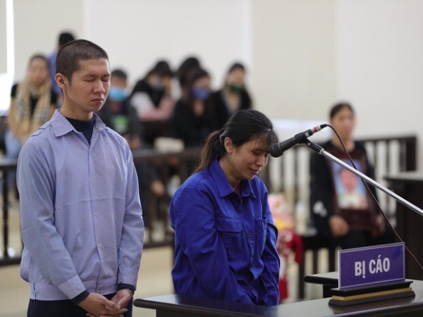Người mẹ đẻ, cha dượng đánh đập con gái 3 tuổi tử vong bật khóc tại toà, bất ngờ thay đổi lời khai