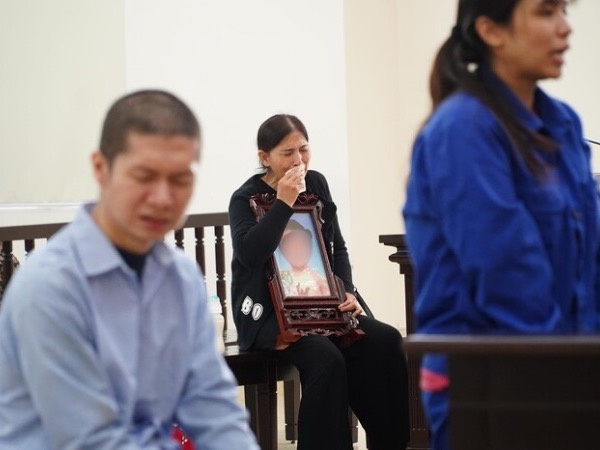 Nước mắt người mẹ tại toà xét xử con gái bạo hành cháu tử vong: 'Lan Anh làm sai trái vì quá u mê'
