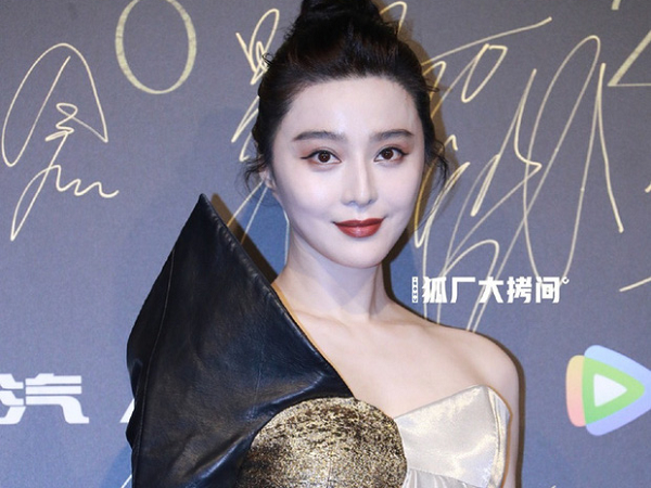 Sự kiện ngập drama của Phạm Băng Băng: Trát phấn dày cộp, bị cắt sóng livestream đột ngột, scandal với đàn chị bị đào lại