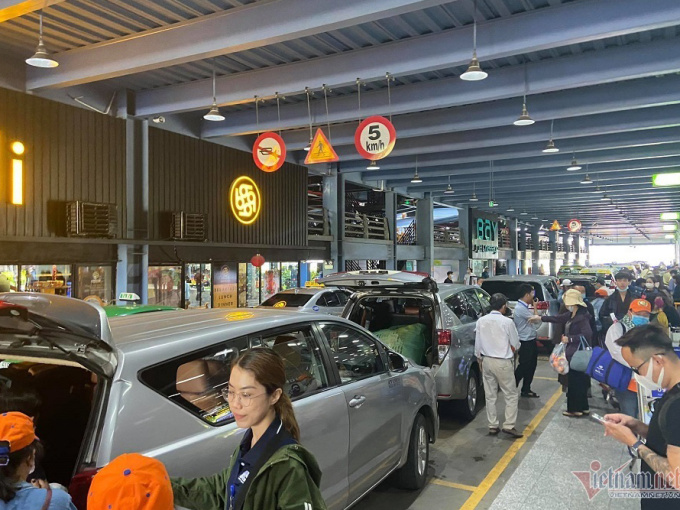 Lý do Grab bị ‘gạt’ lên tầng cao đón khách sân bay Tân Sơn Nhất