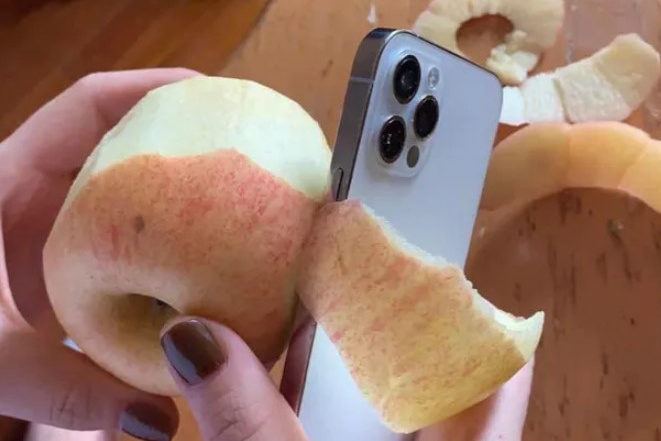 Khi muốn ăn táo mà không có dao, bạn có thể gọt vỏ bằng... iPhone 12