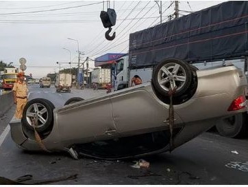 Xế sang 'phơi bụng' trên quốc lộ 1A sau cú va chạm kinh hoàng