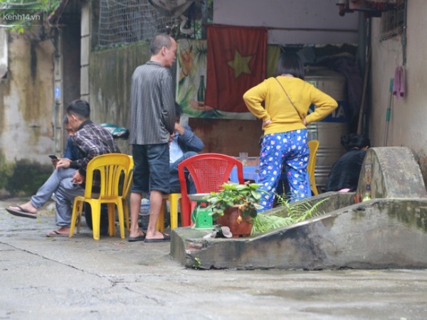 Cận cảnh nghĩa địa trong phố Hà Nội: Nơi người dân vẫn vô tư ăn uống, vui chơi bên cạnh mộ người chết