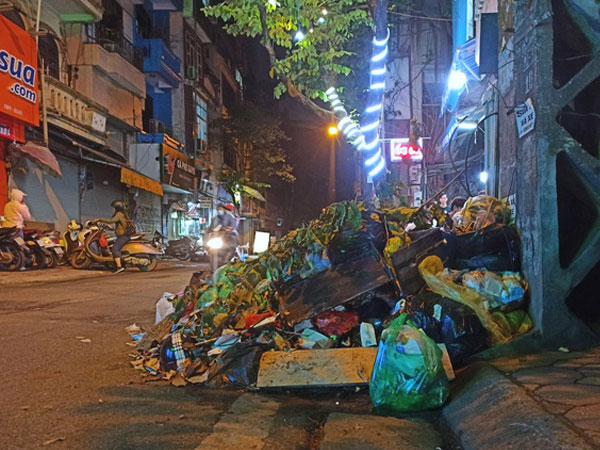 Phố Yên Phụ ngập rác cả tuần không được thu gom, người dân như sống trong 'ác mộng'