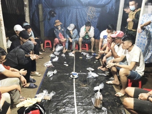 Triệt phá sới xóc đĩa trong xưởng cưa bỏ hoang