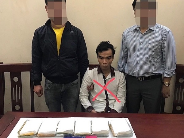 Tóm gọn đối tượng vận chuyển 6 bánh heroin ra bắc