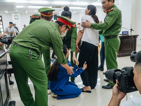 Bốn lần quỳ lạy, chắp tay xin lỗi của người mẹ bạo hành con đến chết: Không 1 lần nào lời xin lỗi dành cho bé M.