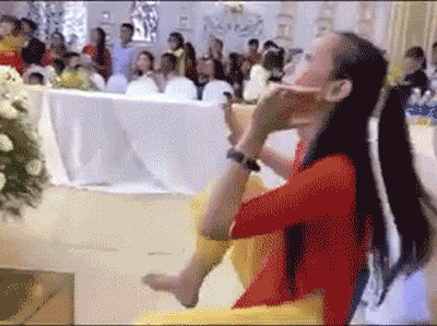 Cô giáo mầm non hướng dẫn trẻ biểu diễn dưới sân khấu, 'quẩy' cực nhiệt tình và đáng yêu nhận ngàn like từ cộng đồng mạng
