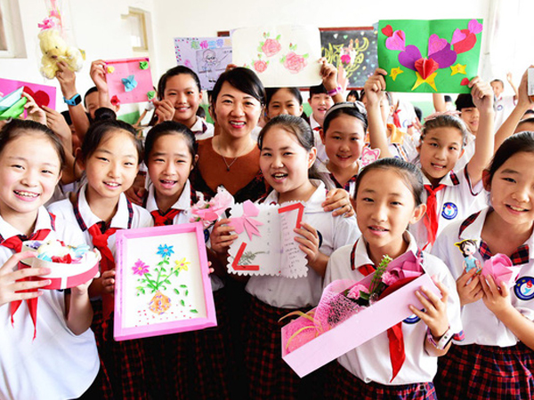 Học sinh các nước tặng quà gì cho thầy cô trong ngày Nhà giáo: Nga chỉ tặng hoa trắng, xem đến Hàn Quốc giật mình vì quá khác biệt