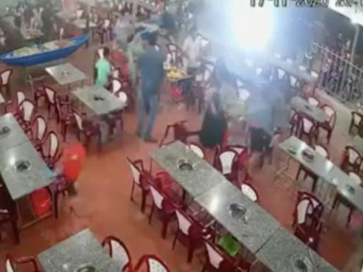 CLIP: Nhóm thanh thiếu niên hung hăng vào 2 quán ăn đập phá tài sản
