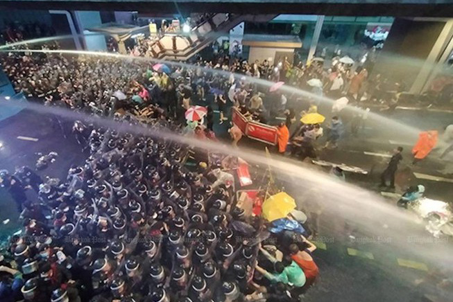 Biểu tình ở Thái Lan đã chuyển biến thành bạo lực, hàng chục người bị thương