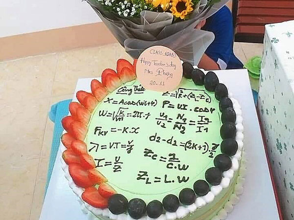 Những chiếc bánh mừng 20/11 vừa nhìn qua đã muốn 'trầm cảm', đến thầy cô trông thấy cũng giật mình