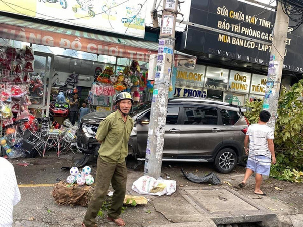 TP.HCM: Ô tô tông nhiều xe máy nằm la liệt, làm gãy cây xanh và khiến cửa hàng bị hư hỏng