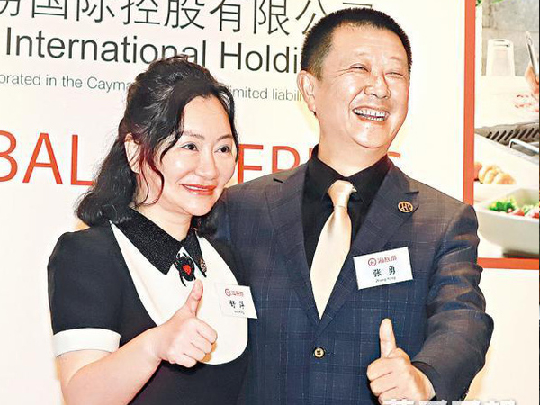 Ngôn tình đời thực của vợ chồng 'vua lẩu' Haidilao: Yêu chàng đắm say nhờ nồi lẩu cay, tạo nên 'thương hiệu vàng' từ sở thích của nàng