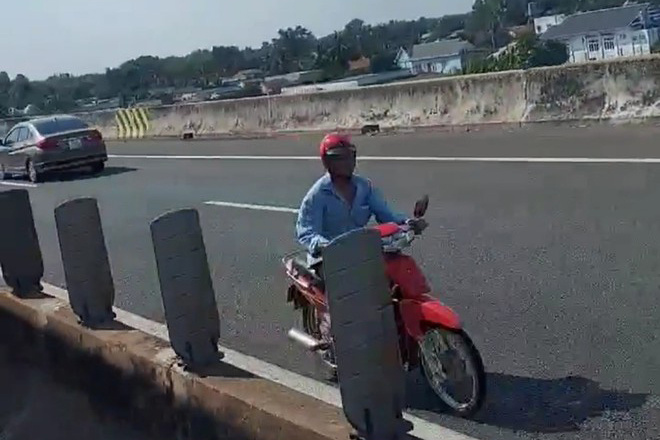 Kinh hoàng người đàn ông chạy xe máy ngược chiều trên cao tốc TP.HCM - Trung Lương