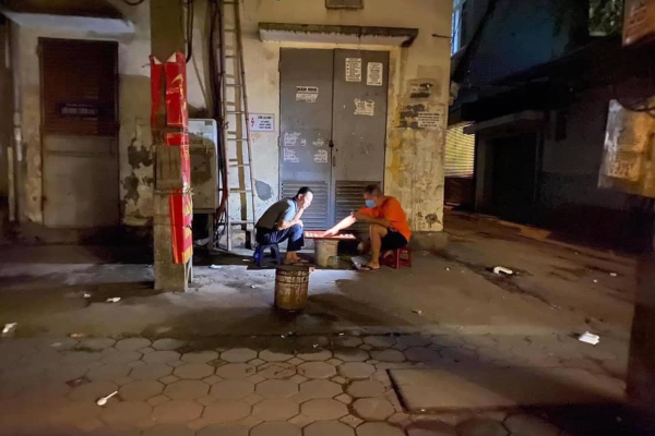 Hài hước chuyện hai người đàn ông ngồi đánh cờ trong căng thẳng suốt 12 tiếng đồng hồ khiến người đi đường tá hỏa