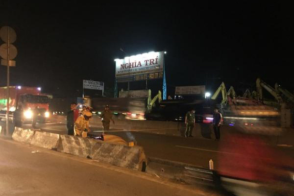 TP.HCM: Vợ vừa bế con nhỏ vừa ôm thi thể chồng sau va chạm với xe container khiến người đi đường xót xa