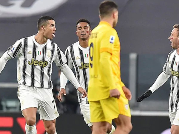 Ronaldo đưa Juventus lên nhì bảng Serie A