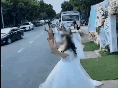 Hoảng hồn với màn tung hoa cưới bên ven đường, câu nói cuối cùng khiến cô dâu nhận về cả rổ 'gạch đá'