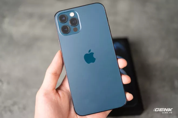 CEO Telegram chê iPhone 12 Pro lỗi thời, 'chẳng khác gì iPhone 5 thêm cụm camera xấu xí'