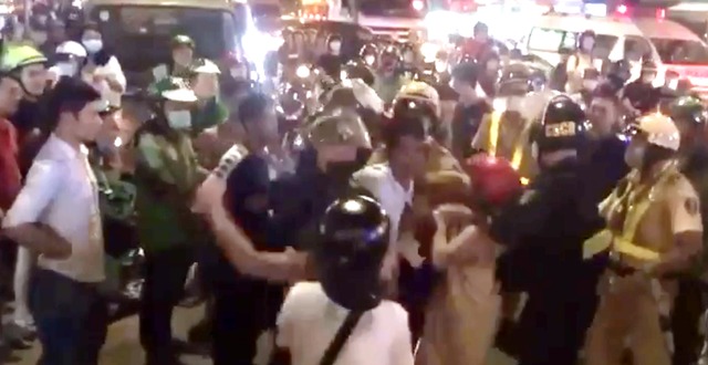 Vụ đôi nam nữ say xỉn còn đánh lực lượng Cảnh sát ở Sài Gòn: Nồng độ cồn trên 0,4mg/lít khí thở