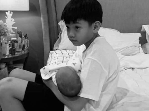 Hà Hồ chia sẻ khoảnh khắc Subeo bế em gái Lisa cực đáng yêu khiến dân tình xuýt xoa khen ngợi