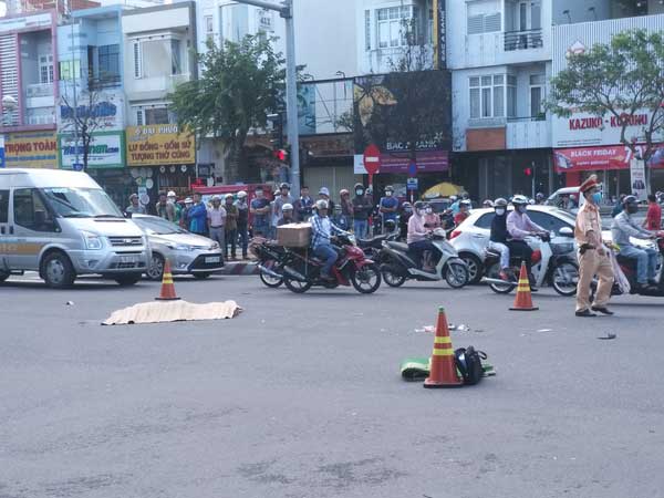 Đà Nẵng: Dừng đèn đỏ, cô gái trẻ bị xe ben tông tử vong thương tâm